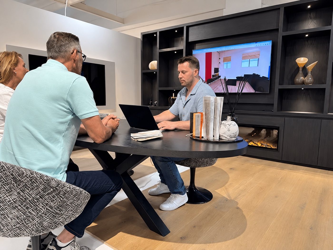 Adviseur maakt samen met klanten een 3D-ontwerp in de showroom