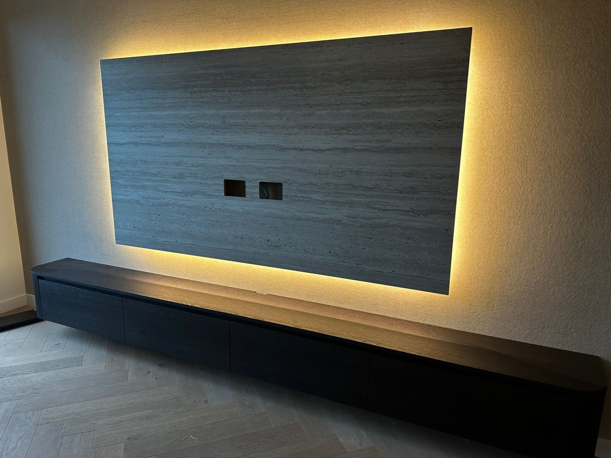 Donker travertin-paneel met ledverlichting