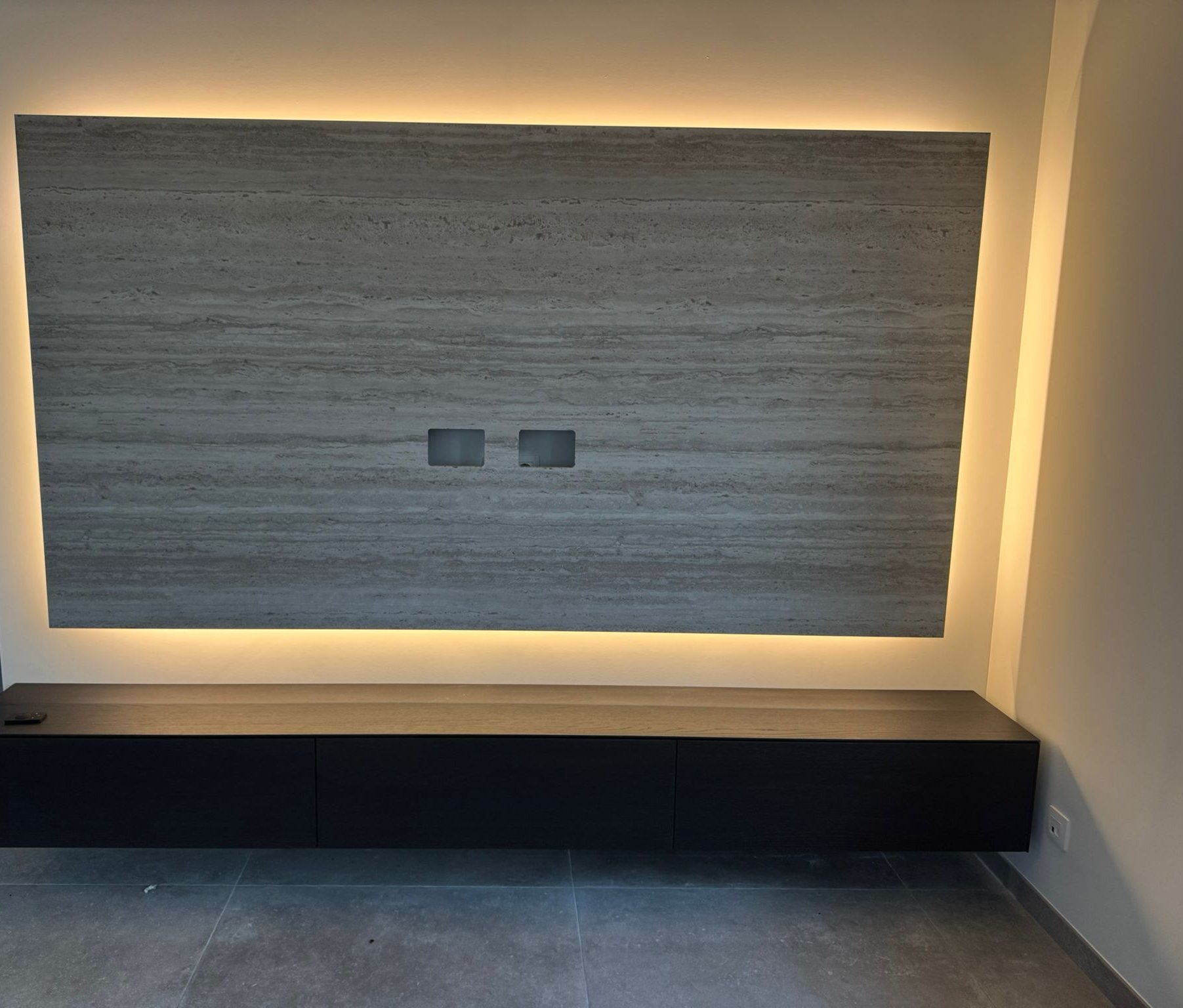 Groot travertin-paneel met rondom ledlicht