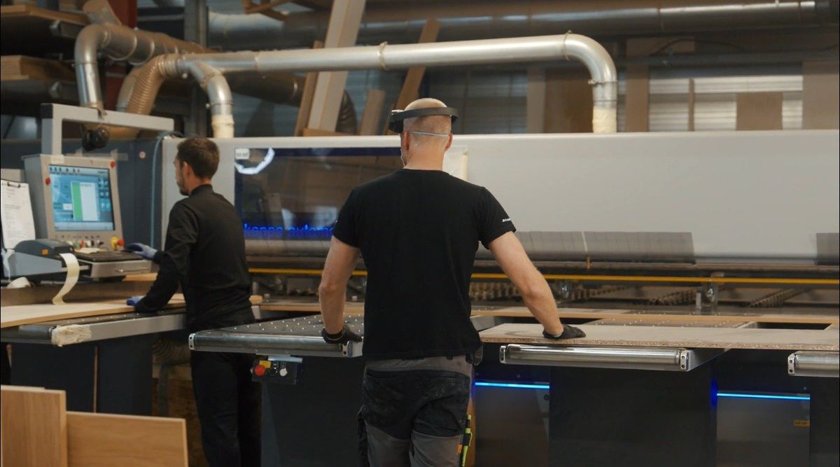 Panelen worden op maat gezaagd in onze fabriek in Purmerend