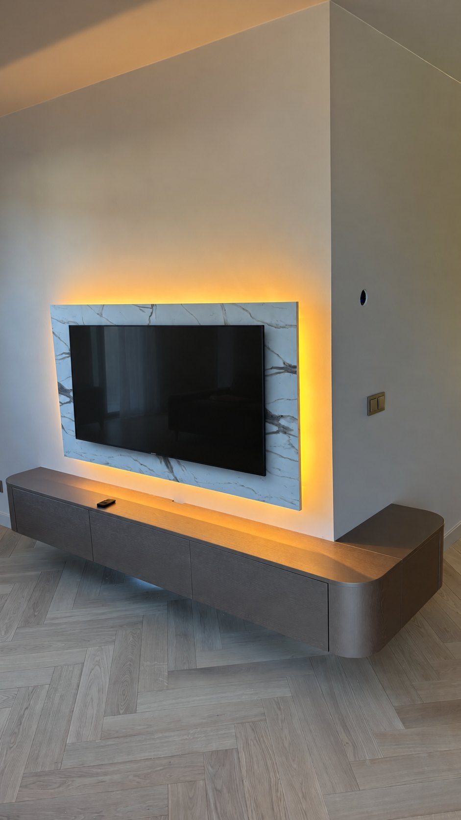 Wit paneel in marmer-look met ledlicht