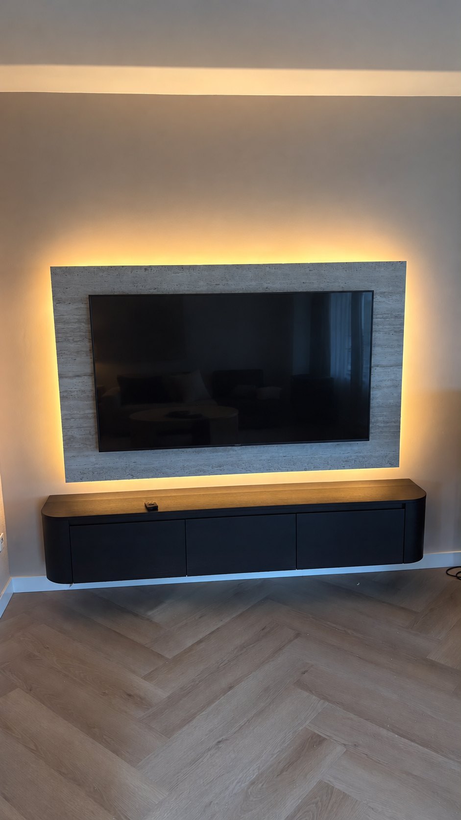 Wandpaneel in travertinlook met warme ledverlichting rondom