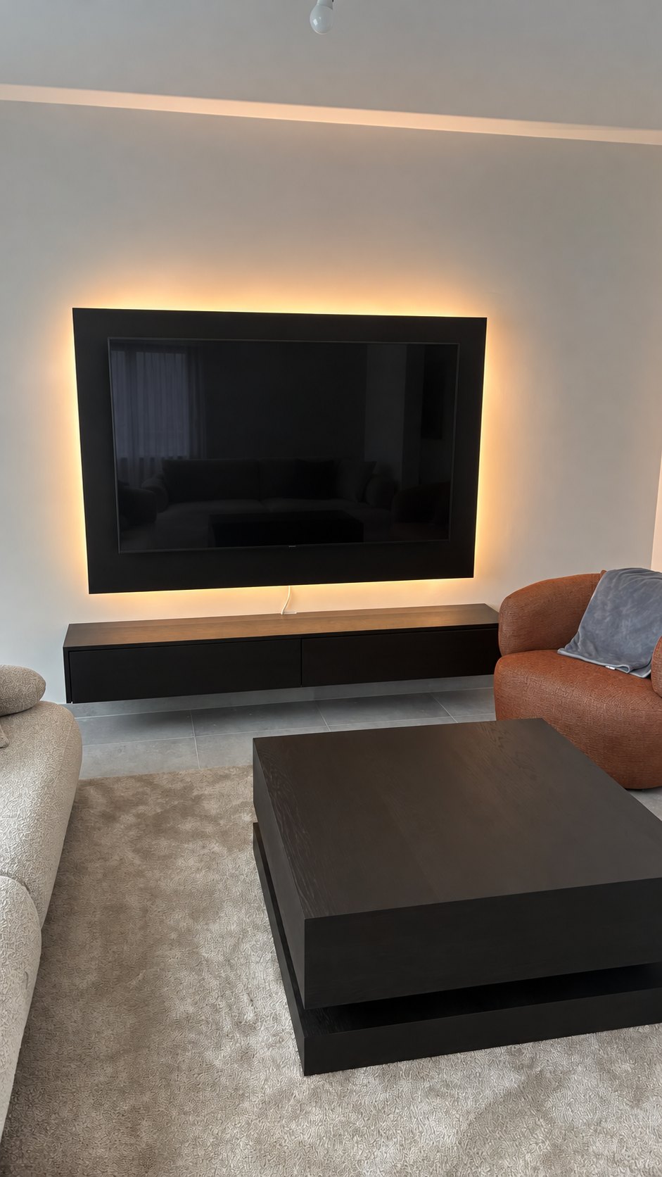 Mat zwart paneel met warm ledlicht